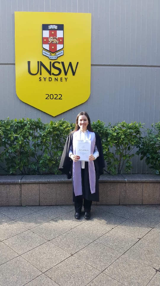 Country Education Foundation of Australia Rising Star, Ilona Gray, with her UNSW Diploma.